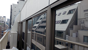東京都㈱J様　窓に貼るミラーフィルム紫外線99%・赤外線を約80％カットフィルム施工価格1㎡/¥7,500円から～